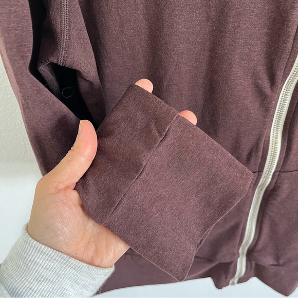 Vuori Women's Halo Performance Hoodie Mahogany Burgundy - Picture 4 of 5